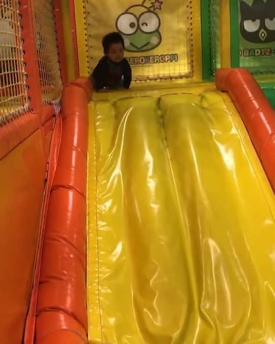 高橋みゆきのインスタグラム：「滑り台の滑り方よ😂その後のダイブよ🤣笑  #滑り台 #なぜダイブする？ #人少ない時にしてね」