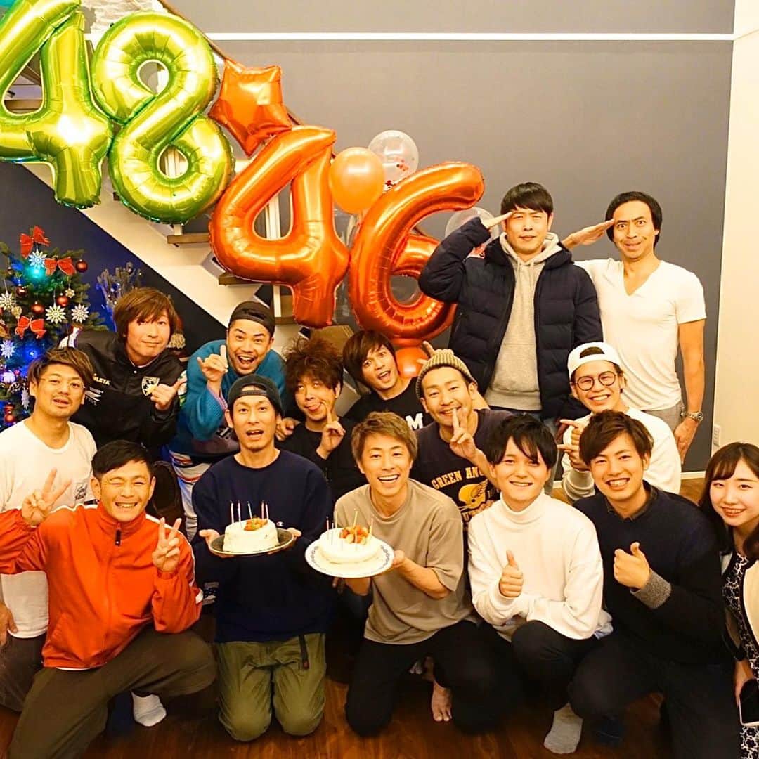 田村淳のインスタグラム：「自宅、職場、大学院 それぞれの場所で お誕生日のお祝いを… して頂きました。 感謝  46歳も挑戦する気持ちを忘れずに、楽しみながら邁進したいと思います。  そして  母ちゃん1973年12月4日21時45分に俺を産んでくれてありがとう😊」