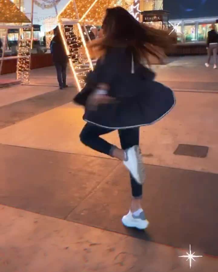ラリサ・ヨルダケのインスタグラム：「Ador bluzita asta🥰 ❤️ multumesc @danadinuofficial」