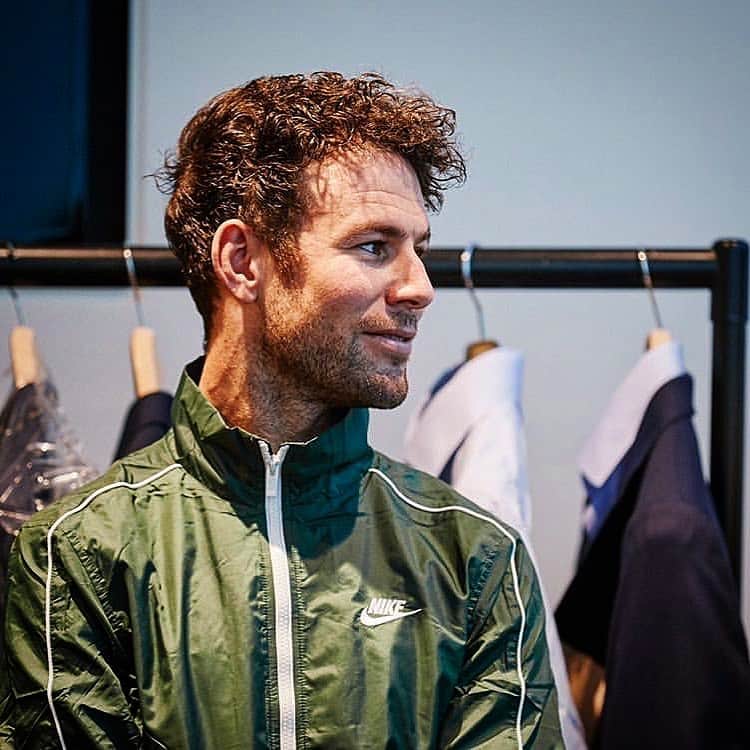 マーク・カヴェンディッシュのインスタグラム：「Suit or tracksuit? 🤔 . . 📸@mattbenstone」