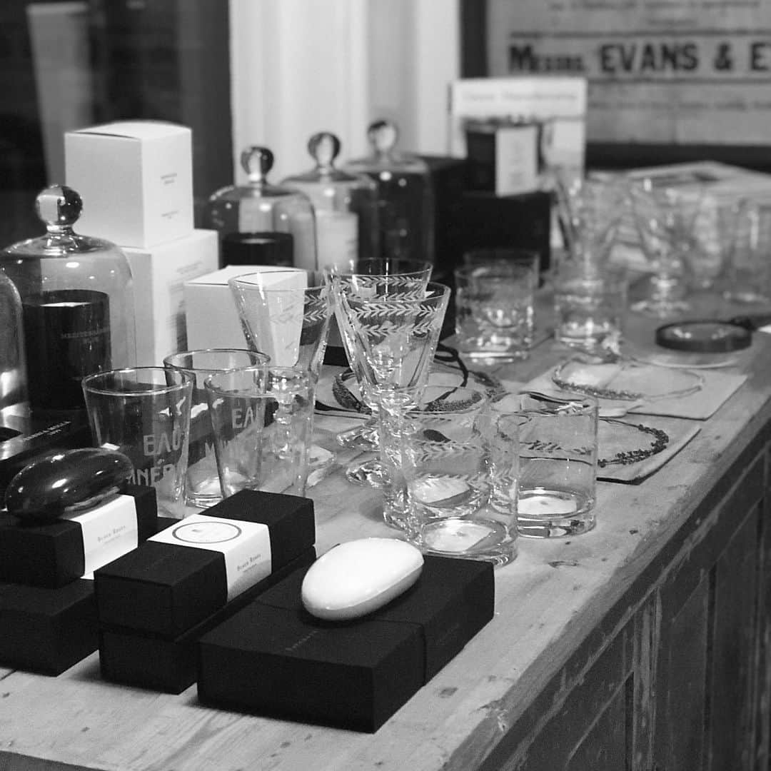 キャベジズ&ローゼズのインスタグラム：「Divine and easy gifts in our Midhurst shop. Open Weds - Sat. Come and say hello 👋🏼@cabbagesandroses_shop @christina_strutt #shoplocal #shopsmallbusiness #midhurst #christmas #perfectpresents @sophie_b_in_sussex #cosy #daytrip #sussex #cowdray #localbusiness #livinglifebeautifully #cabbagesandroses #cabbagesandroseslifestyle」