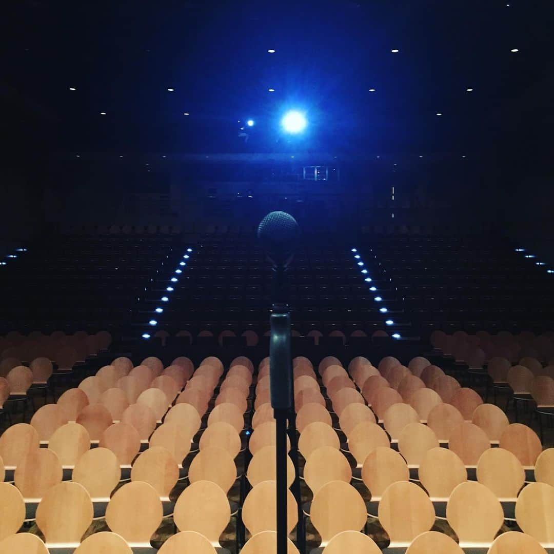 土岐麻子さんのインスタグラム写真 - (土岐麻子Instagram)「ツアー初日、東京公演にはゲストが！G.RINAちゃんが来てくれました。 とある曲を一緒に歌うために、なんとホブソンズの制服を着て、ホブソンズのアイスクリームをトレイに乗せての登場！ 最高な時間でした。」12月17日 2時08分 - tokiasako