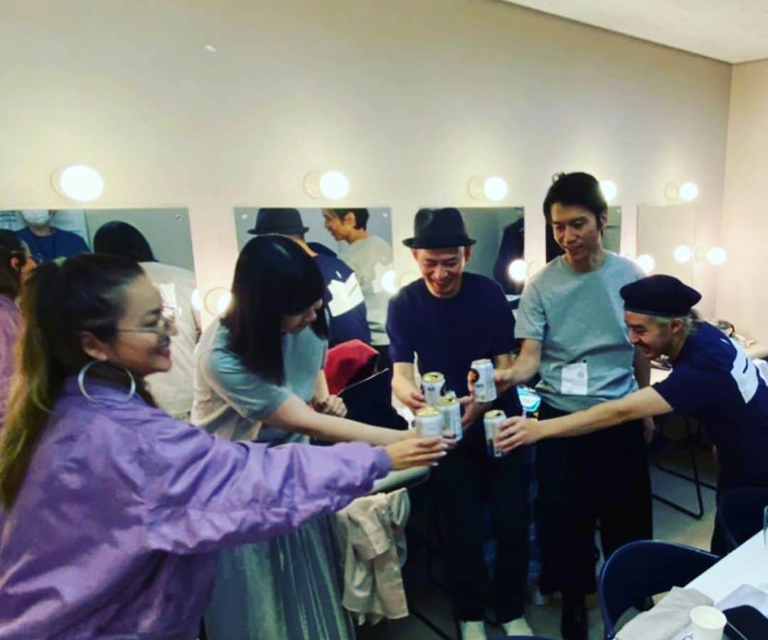 土岐麻子さんのインスタグラム写真 - (土岐麻子Instagram)「ツアー初日、東京公演にはゲストが！G.RINAちゃんが来てくれました。 とある曲を一緒に歌うために、なんとホブソンズの制服を着て、ホブソンズのアイスクリームをトレイに乗せての登場！ 最高な時間でした。」12月17日 2時08分 - tokiasako