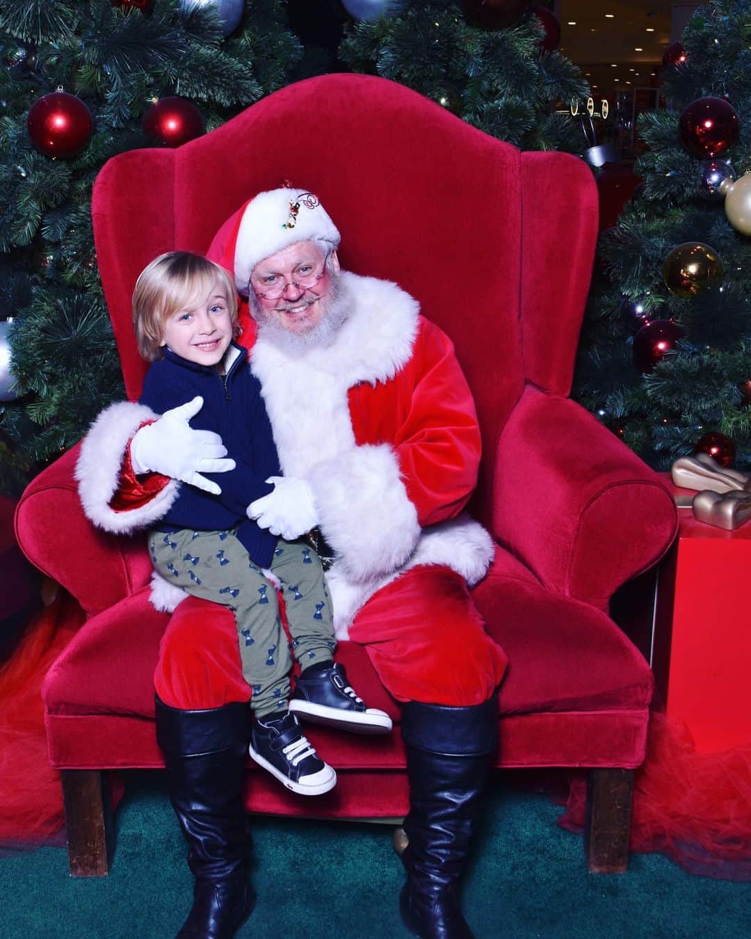 エイミー・デビッドソンさんのインスタグラム写真 - (エイミー・デビッドソンInstagram)「Lennox and Santa talked for about ten minutes. (Swipe for the convo😊) When he got off his lap and walked toward us he had this “OMIGOSH, I CAN’T believe I just talked to Santa!!” reaction on his face. Like my hubby said, a good one for the memory bank...🎄🎁♥️🎅🏻」12月17日 2時18分 - amy_davidson