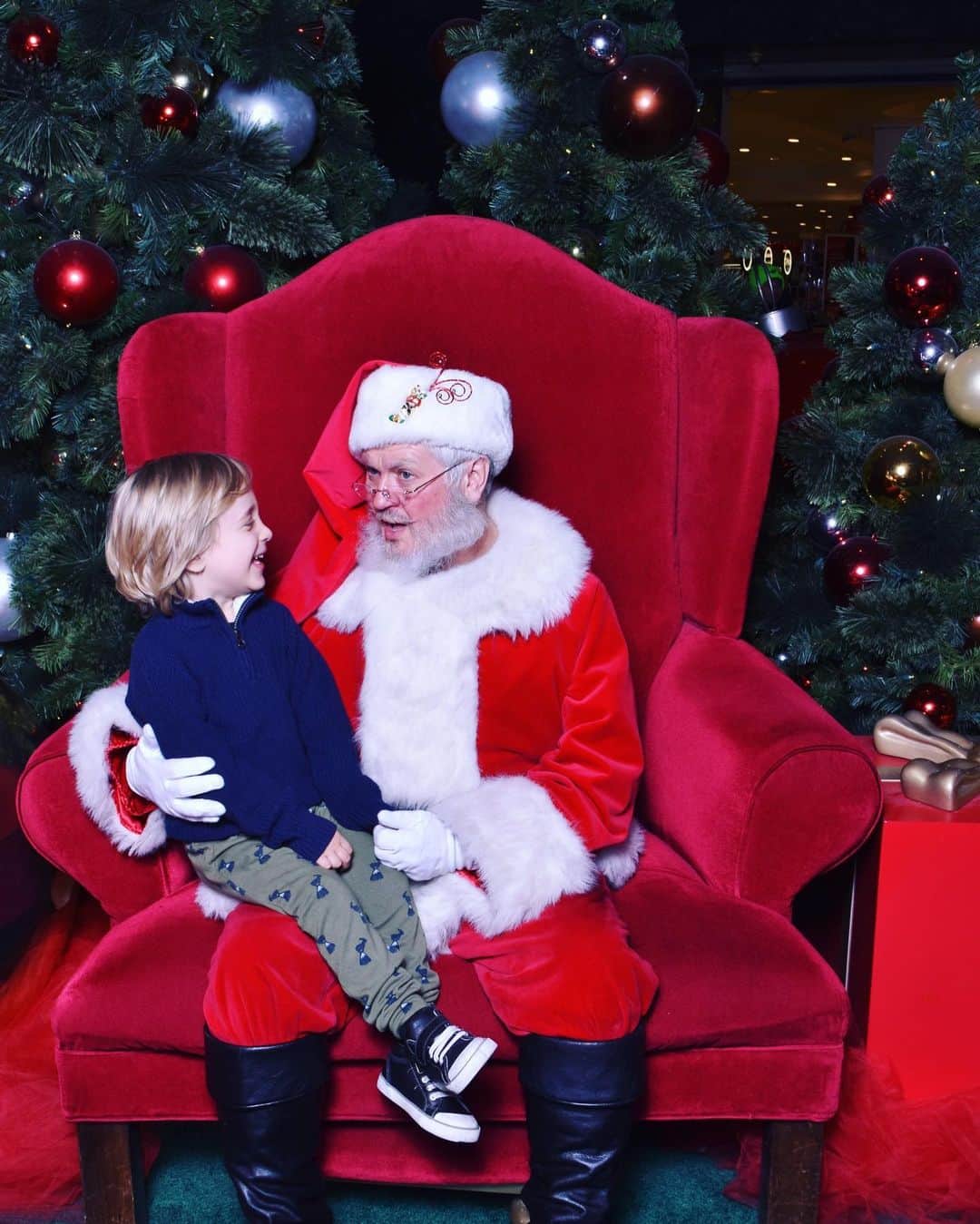 エイミー・デビッドソンさんのインスタグラム写真 - (エイミー・デビッドソンInstagram)「Lennox and Santa talked for about ten minutes. (Swipe for the convo😊) When he got off his lap and walked toward us he had this “OMIGOSH, I CAN’T believe I just talked to Santa!!” reaction on his face. Like my hubby said, a good one for the memory bank...🎄🎁♥️🎅🏻」12月17日 2時18分 - amy_davidson