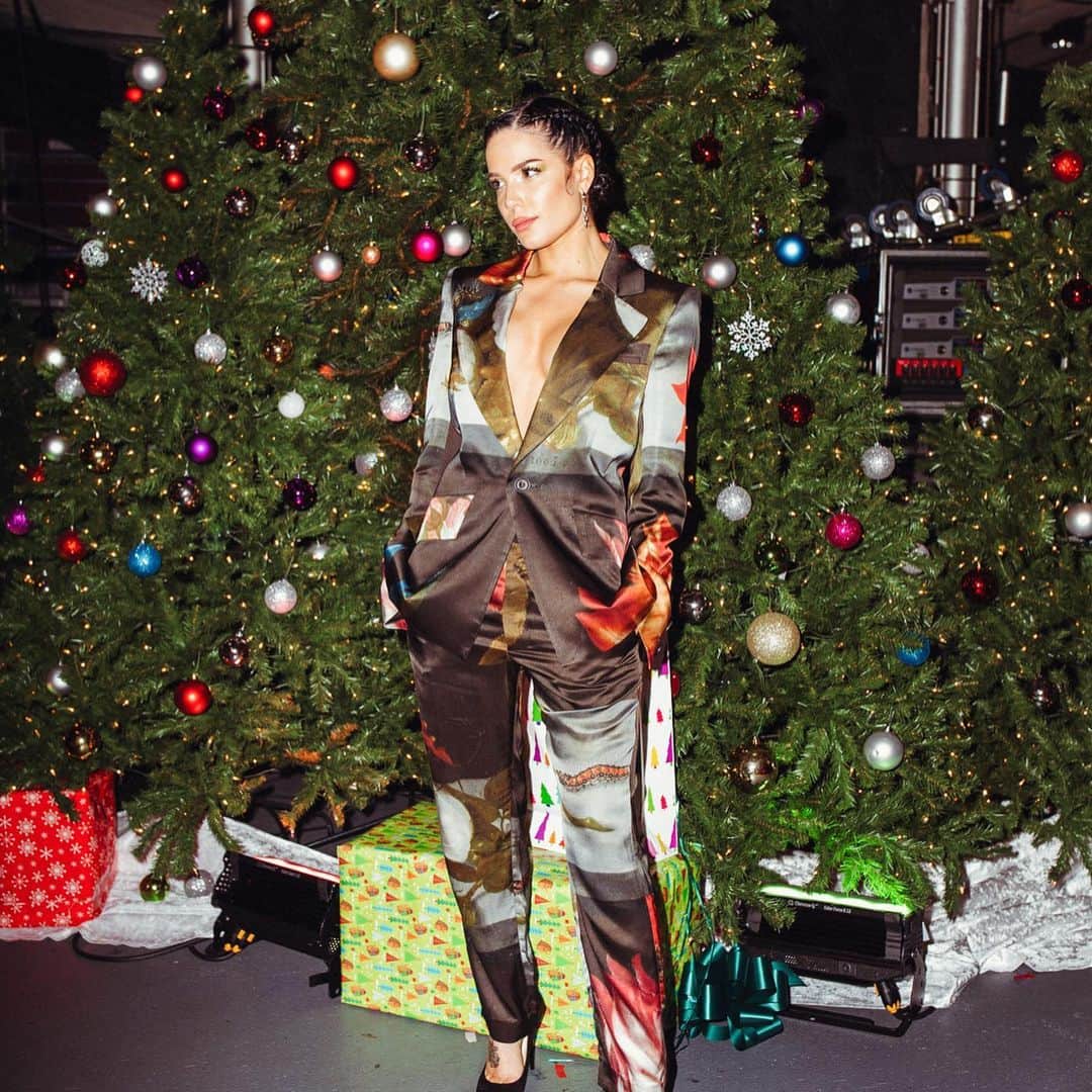 Halseyのインスタグラム：「Westwood Christmas. @viviennewestwood 📷: @yasi」