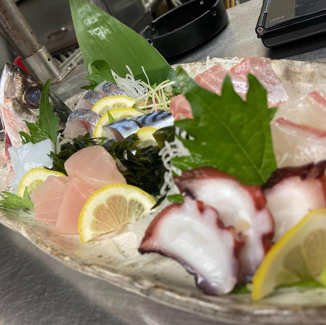 鶏魚 谷町のインスタグラム：「鶏魚です！しーちゃんです🎶 新鮮な海鮮盛り合わせはいかが♡ #新鮮 #海鮮盛り #鶏魚 #大阪 #谷町四丁目 #駅近 #セルフ飲み放題 #地域最安値 #コース #座敷 #個室 #貝盛り放題 #ガンガン焼き #あさり #はまぐり #ホンビノス貝 #牡蠣 #さざえ #飲み会 #女将」