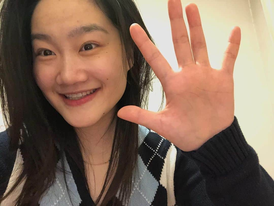 王文婷のインスタグラム：「听说这样显脸小🤔」