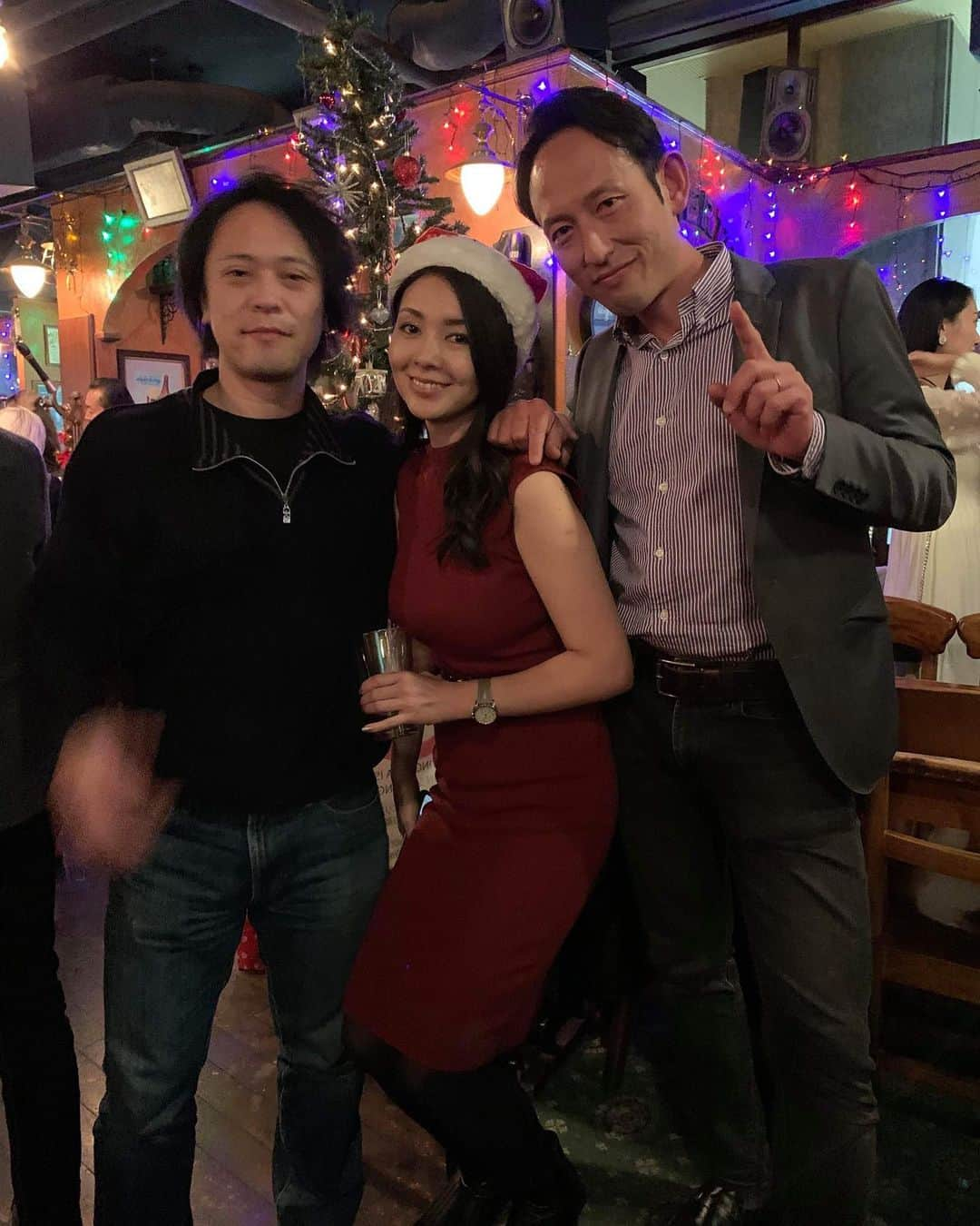 日下裕江さんのインスタグラム写真 - (日下裕江Instagram)「多国籍エンタメクリスマス忘年会🎄🎅 MattとEricから 誕生日プレゼント🎁 貰ったょ🎶 Thank you!  TalentやActor Producerなどなどエンタメ業界大集合！！！✨ 久し振りの人から初めましての人 色んな顔触れが集まって楽しかった✨  ７・８年振りに 俳優の石上亮くんに再会✨ すっごく嬉しかった😆  久々過ぎて、 近況報告に話が尽きなかった🌈  また現場で会いましょ｡:ஐ⋆* #多国籍忘年会　#多国籍クリスマス会 #多国籍　#エンタメ業界　#birthdaypresent #thankyoumyfriend #christmas #クリスマスパーティー #忘年会 #クリスマス忘年会 #actor #actress」12月17日 2時58分 - hiroe___h