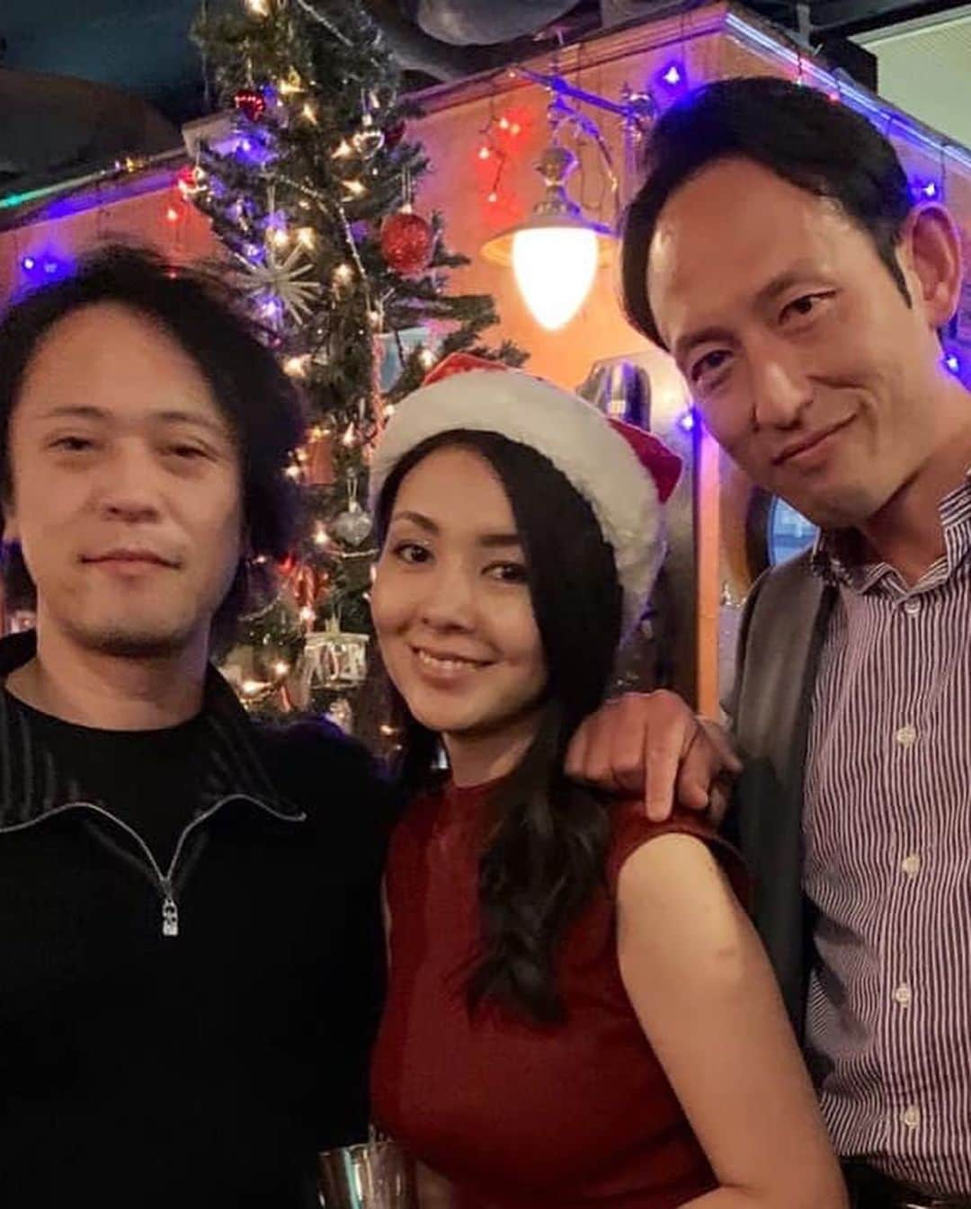 日下裕江さんのインスタグラム写真 - (日下裕江Instagram)「多国籍エンタメクリスマス忘年会🎄🎅 MattとEricから 誕生日プレゼント🎁 貰ったょ🎶 Thank you!  TalentやActor Producerなどなどエンタメ業界大集合！！！✨ 久し振りの人から初めましての人 色んな顔触れが集まって楽しかった✨  ７・８年振りに 俳優の石上亮くんに再会✨ すっごく嬉しかった😆  久々過ぎて、 近況報告に話が尽きなかった🌈  また現場で会いましょ｡:ஐ⋆* #多国籍忘年会　#多国籍クリスマス会 #多国籍　#エンタメ業界　#birthdaypresent #thankyoumyfriend #christmas #クリスマスパーティー #忘年会 #クリスマス忘年会 #actor #actress」12月17日 2時58分 - hiroe___h