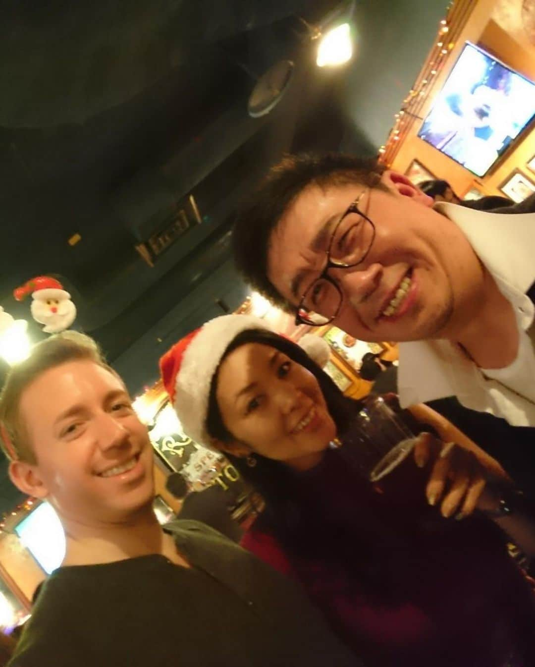 日下裕江さんのインスタグラム写真 - (日下裕江Instagram)「多国籍エンタメクリスマス忘年会🎄🎅 MattとEricから 誕生日プレゼント🎁 貰ったょ🎶 Thank you!  TalentやActor Producerなどなどエンタメ業界大集合！！！✨ 久し振りの人から初めましての人 色んな顔触れが集まって楽しかった✨  ７・８年振りに 俳優の石上亮くんに再会✨ すっごく嬉しかった😆  久々過ぎて、 近況報告に話が尽きなかった🌈  また現場で会いましょ｡:ஐ⋆* #多国籍忘年会　#多国籍クリスマス会 #多国籍　#エンタメ業界　#birthdaypresent #thankyoumyfriend #christmas #クリスマスパーティー #忘年会 #クリスマス忘年会 #actor #actress」12月17日 2時58分 - hiroe___h