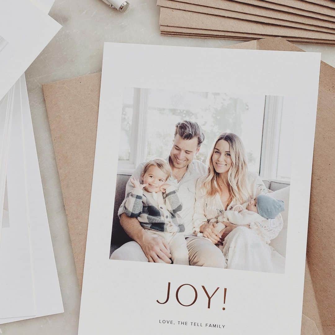ローレン・コンラッドのインスタグラム：「Happy Holidays!! Time to pin down your children to brush their hair and keep them clean in the outfits you spent hours shopping for, cleaning and laying so you can take 1000 photos all to get one usable option that says “We’ve got it together! We always wear this much white and no one in this photo has spit up in their hair.”. And then once the cards arrive you get up at 6 AM to stuff envelopes because you meant to send them out days ago only to realize that the special holiday stamps you ordered were accidentally thrown out... and at this point your just hoping they are delivered before the new year 🤷🏼‍♀️ *Anyone who manages to get their pets into family photos deserves a metal 🏅 photo by angel human @jessiburrone」