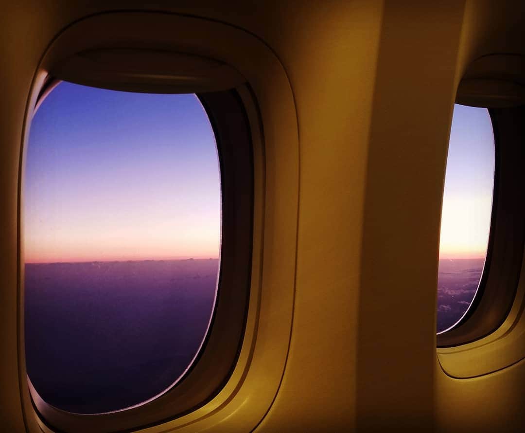前田真里さんのインスタグラム写真 - (前田真里Instagram)「マジックアワーの空が一番好きだな～  #flight #plane  #window  #sky  #magichour ・ ・ ・ ✈️」12月17日 3時16分 - maedamari