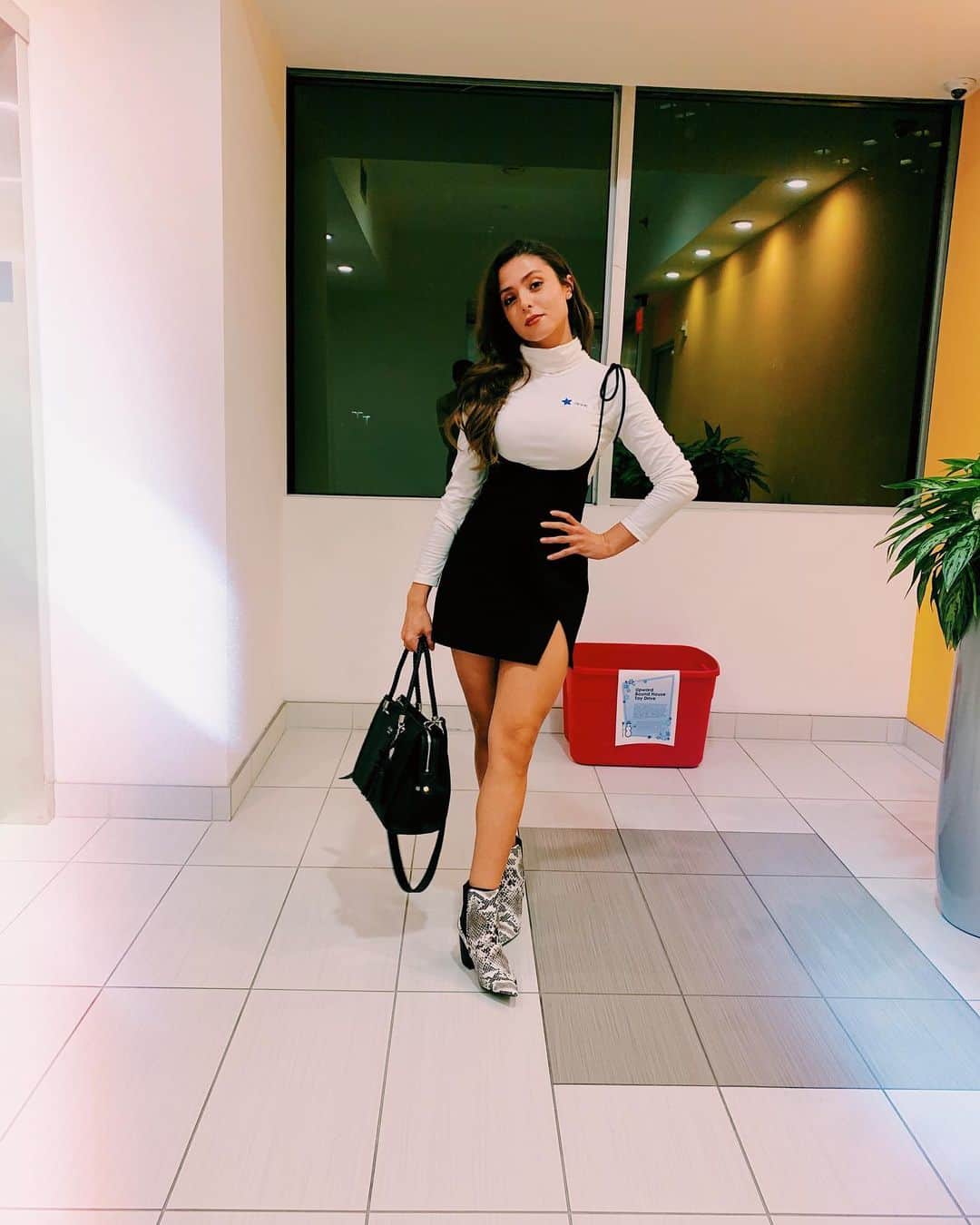 ジャック・レイ・パイルズのインスタグラム：「here’s to staying at Christmas parties for the minimum amount of time possible, and shitty backgrounds」