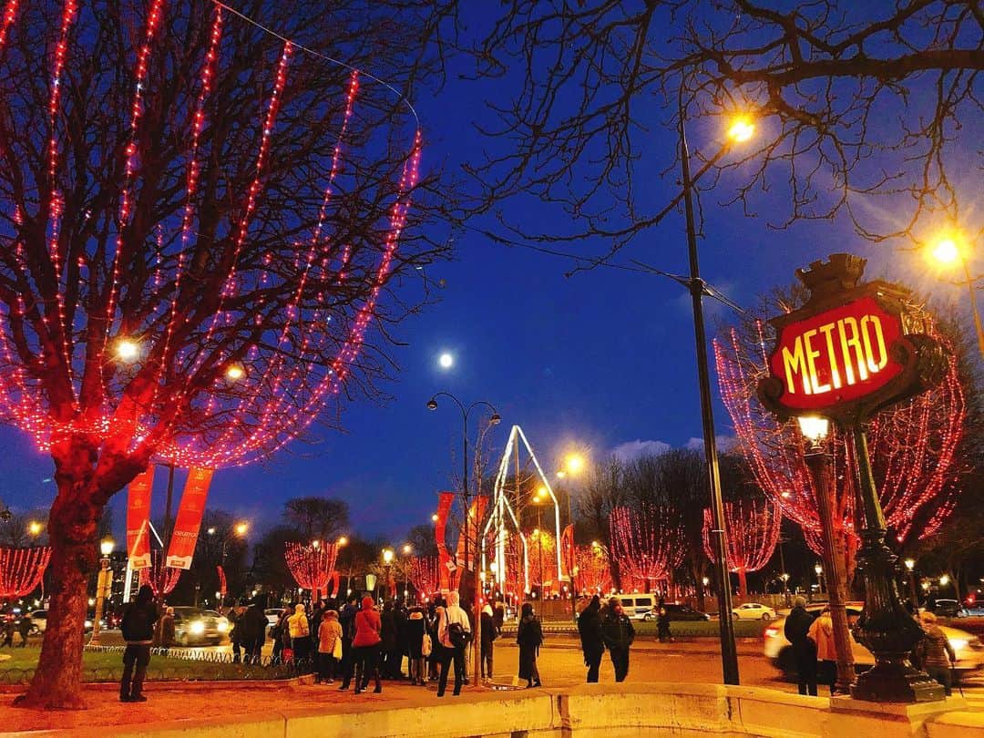 のインスタグラム：「#goodnight #♥️ 写真は先週撮ったParisのシャンゼリゼ通りの赤いクリスマスイルミネーション。 今日もよく働きました。#おやすみなさい」