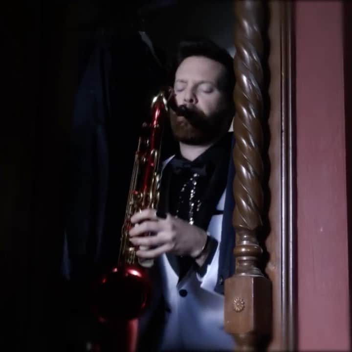 メイヤー・ホーソーンのインスタグラム：「#neverforget 🎷 “Holiday Love” is streaming everywhere this year for an extra dose of holiday cheer.」