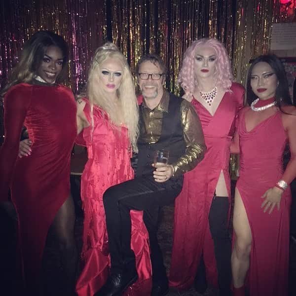 レナ・ヘディのインスタグラム：「@thatwineblokeuk in his element .. with the awesome queens of @sink_the_pink .. You were AMAZING 🥳👑👑👑👑」
