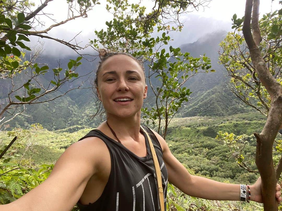 ブリアナ・エヴィガンのインスタグラム：「Yesterday’s hike... the charge of the mountains is something else. Next stop off to moped through Maui. One of my favorite places to be, riding in the wind!!! 💨💨💨」