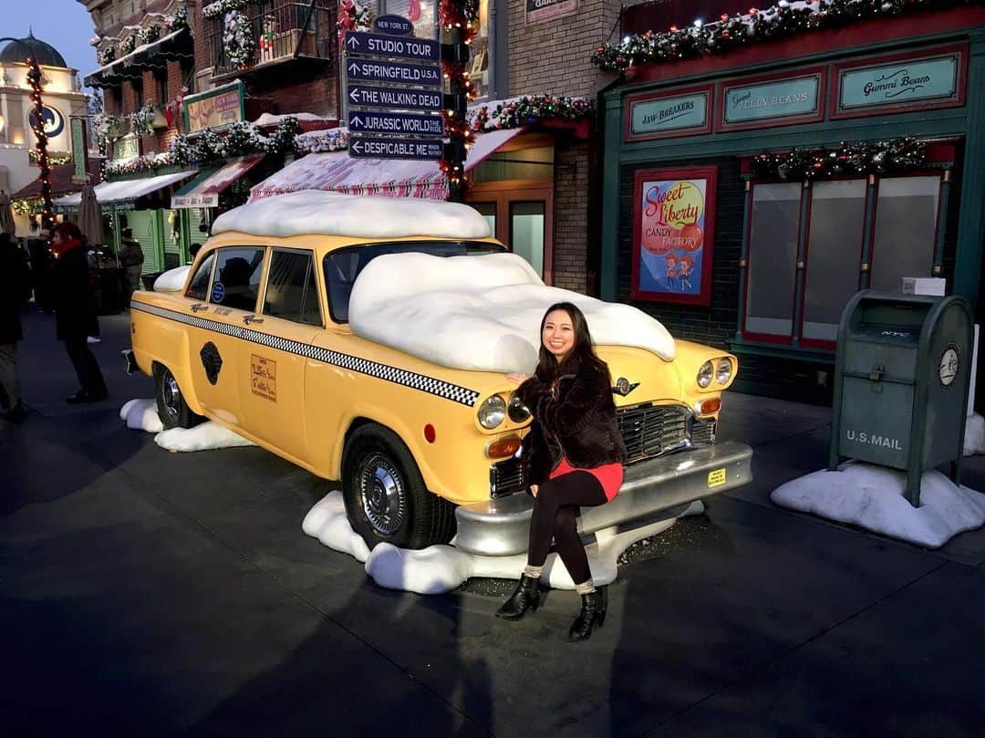 空まどかさんのインスタグラム写真 - (空まどかInstagram)「#universalstudioshollywood #universalstudios #christmas ♪ この写真撮ってたら、4歳くらいの男の子に「taxiに雪が積もってるんだからもっと寒いフリして撮らなきゃいけないよ！」ってダメ出しされた😂俳優ばりの意識の高さ。本場、ハリウッドはやはり違いますwwww しかしぶっちゃけ大阪の方が広い気がする🤔クリスマスシーズンで激混みやった〜〜＊＊＊ It was my awesome friend Jessica’s birthday yesterday. We went to the universal studio together but I forgot to take a picture with her...lol anyway, I hope she had a great birthday with us!! I love you so so much😘❤️❤️」12月17日 4時17分 - sky_madoka