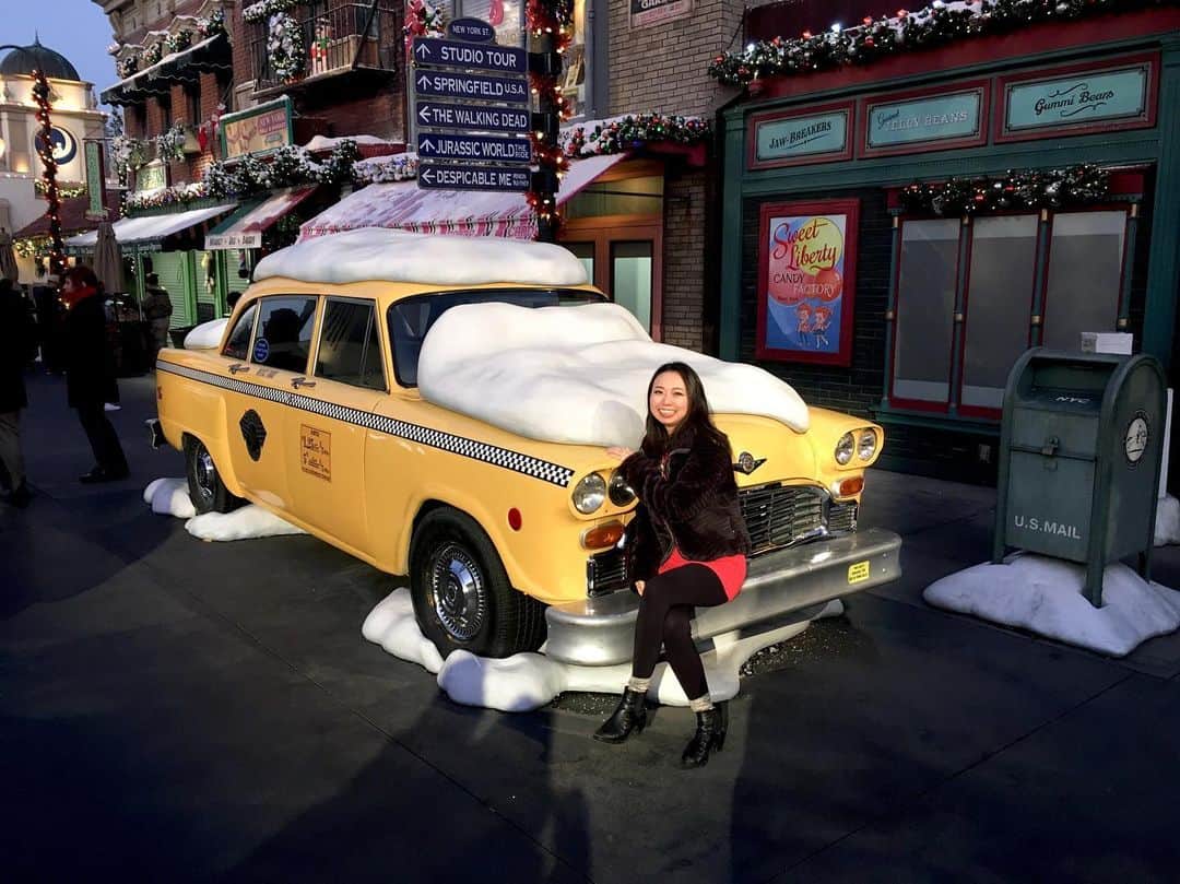 のインスタグラム：「#universalstudioshollywood #universalstudios #christmas ♪ この写真撮ってたら、4歳くらいの男の子に「taxiに雪が積もってるんだからもっと寒いフリして撮らなきゃいけないよ！」ってダメ出しされた😂俳優ばりの意識の高さ。本場、ハリウッドはやはり違いますwwww しかしぶっちゃけ大阪の方が広い気がする🤔クリスマスシーズンで激混みやった〜〜＊＊＊ It was my awesome friend Jessica’s birthday yesterday. We went to the universal studio together but I forgot to take a picture with her...lol anyway, I hope she had a great birthday with us!! I love you so so much😘❤️❤️」