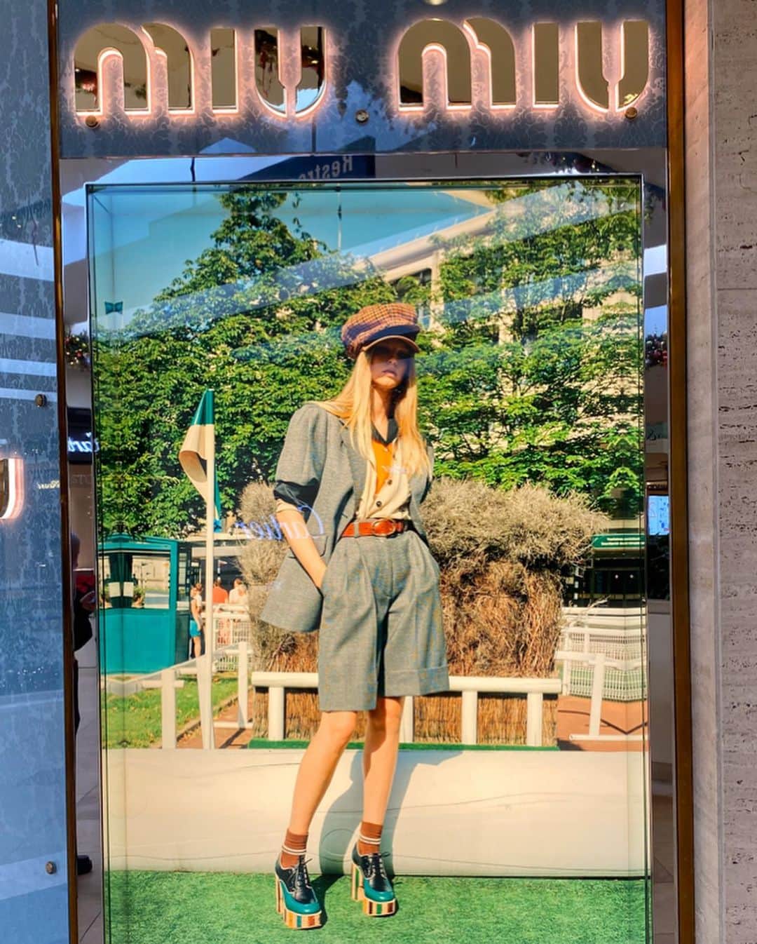 アビー・チャンピオンさんのインスタグラム写真 - (アビー・チャンピオンInstagram)「Someone sent me this video of me in the @miumiu store! Thank you for having me again ♥️Such a pleasure  @kegrand @bitton #jeurgenteller」12月17日 4時15分 - abbychampion