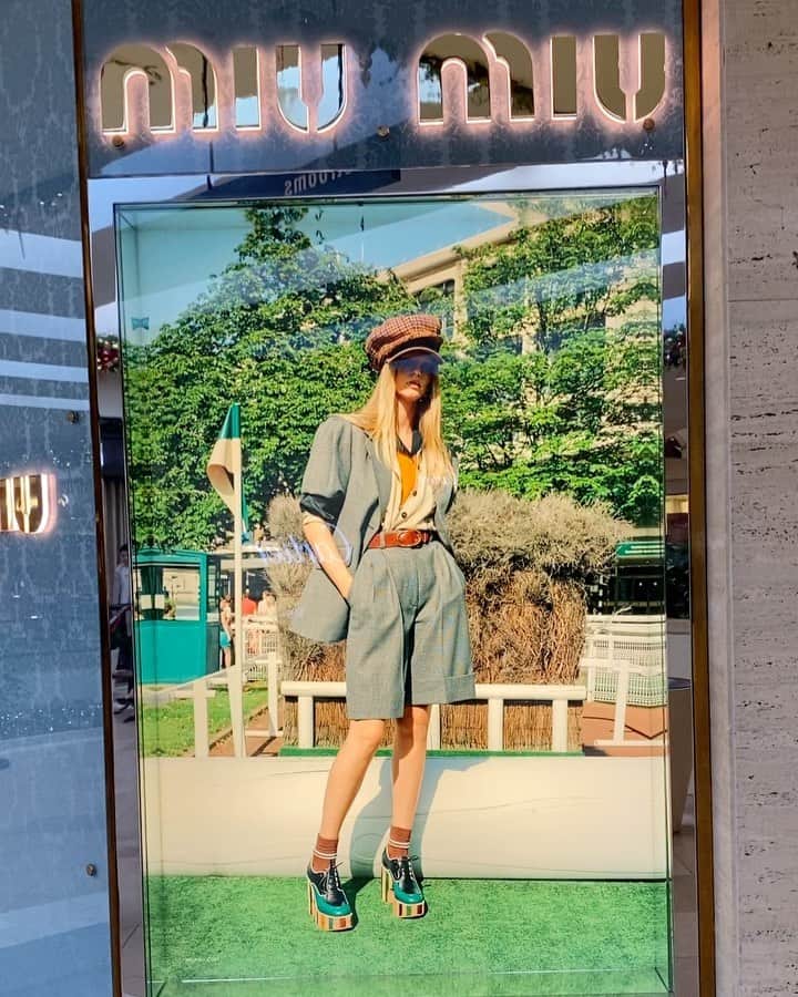 アビー・チャンピオンのインスタグラム：「Someone sent me this video of me in the @miumiu store! Thank you for having me again ♥️Such a pleasure  @kegrand @bitton #jeurgenteller」