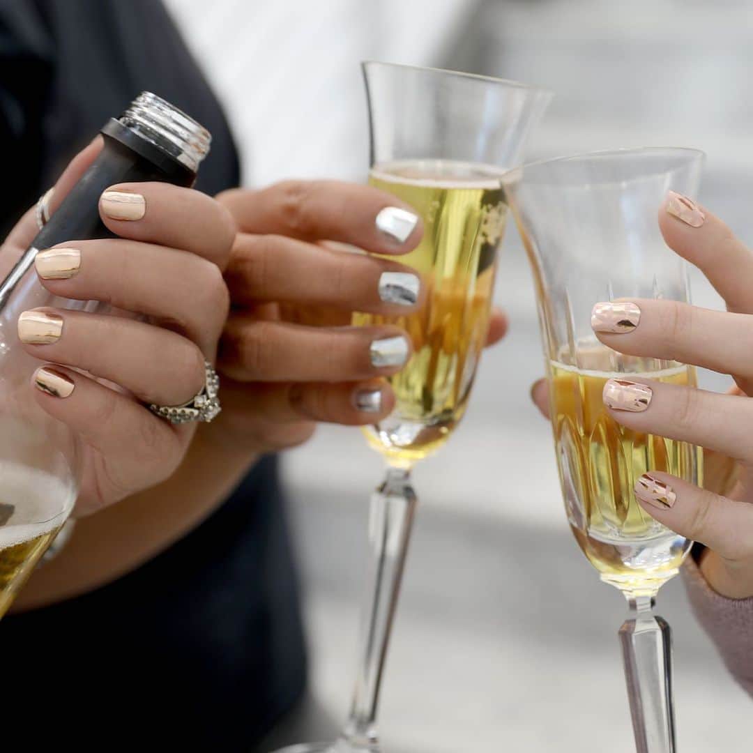 Jamberryのインスタグラム：「Cheers to 2020 with the bright and shiny, show-stopping, all-around beautiful New Year’s Collection. Featuring three can’t-miss chrome Gel Strips, you will stand out in all the right ways this New Year’s Eve — or at any occasion you want to dress up for. These Gel Strips are definitely something you’ll want to cheers to! 🥂 Available now and going fast!」