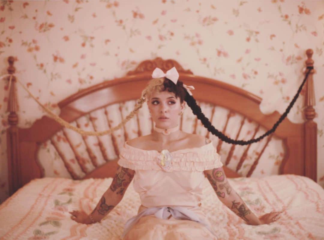 メラニー・マルティネスのインスタグラム：「👼🏼Tie me down don’t leave my side👼🏼」
