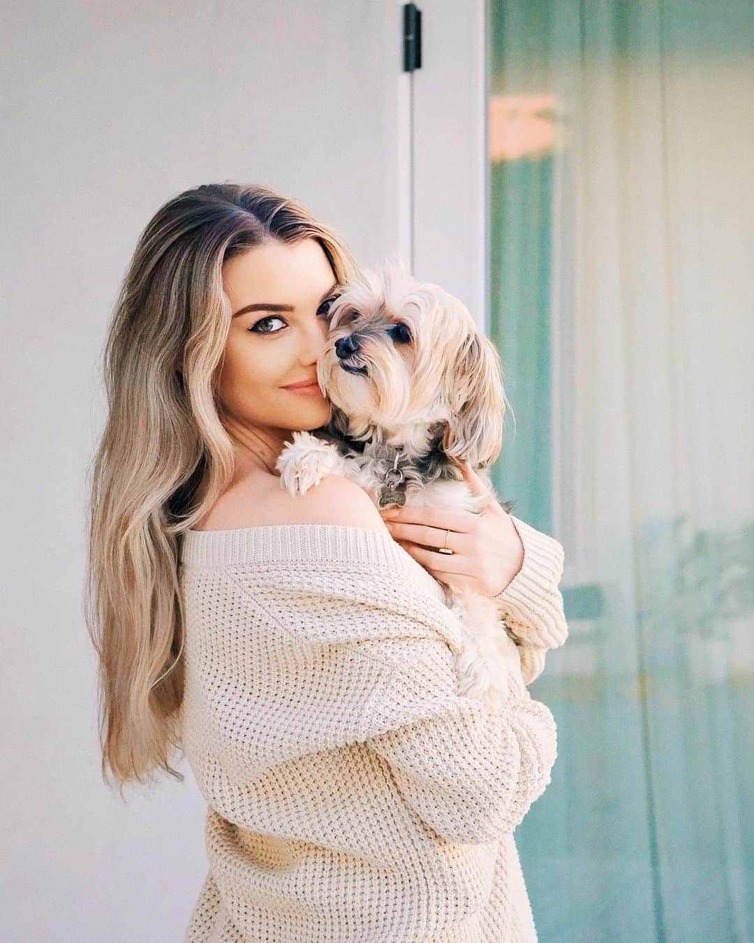 エミリー・シアーズさんのインスタグラム写真 - (エミリー・シアーズInstagram)「Snuggle season @revolve @loversfriendsla」12月17日 4時36分 - emilysears