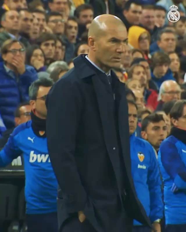 カルロス・テベスのインスタグラム：「#zidane after the equalizer ⚽️ Wednesday el clasico will be played, comment your score prediction! 🔥」
