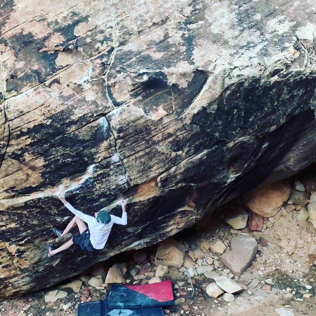 デイブ・グラハムさんのインスタグラム写真 - (デイブ・グラハムInstagram)「It’s been a great trip here in Red Rocks so far despite the rather wet weather for this season, and one boulder I particularly enjoyed climbing was Trieste [8B+] established by @paulrobinson87 💫 About 5 years ago I tried this rig briefly and understood nothing 😂🤯 It was a bummer because it seemed like my style, but I couldn’t unlock any of the positions, and despite the holds feeling like they should work together, I barely did any moves 🤔 Years of practicing my craft whizzed by light hyper-drive with each rising sun and setting moon ⏳ and after a few kick ass sessions with @giuliano_cameroni and @jwebxl shaping master beta, I found a really nice method for myself I could use to summit 😀 It’s refreshing in rock climbing we can realize we improve not just by feeling physically stronger, but by comprehending movement with a different level of clarity as well 🤓 Syked to go back for the sit 🥳 @adidas @fiveten_official @petzl_official @climb_up_officiel @frictionlabs @sendclimbing @alizee_dufraisse 😘」12月17日 5時15分 - dave_graham_