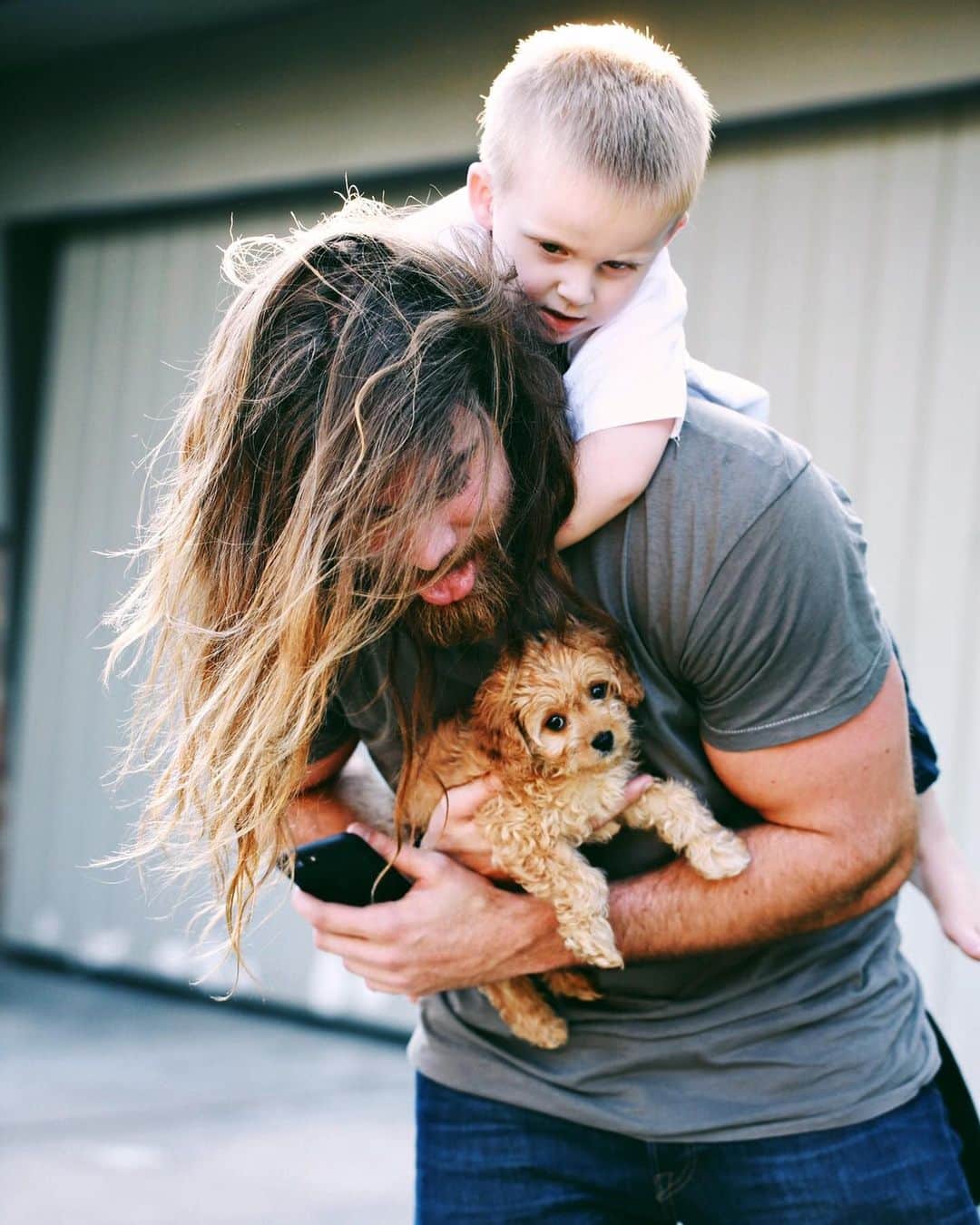モデル、ブロック・オハーンのインスタグラム：「Yesterday was Vinny’s Magic, today is Jaydens Strength! 💪🏽 What can I say.. he really wanted to hold the puppy! Needless to say.. not long after this photo he indeed, held that puppy 🐶 👶🏽 #AnacondaSqueeze #UncleBrockLostThisRound #NotSureIfThePupIsTerrifiedOrIndifferent  #dontmesswithjayjay」