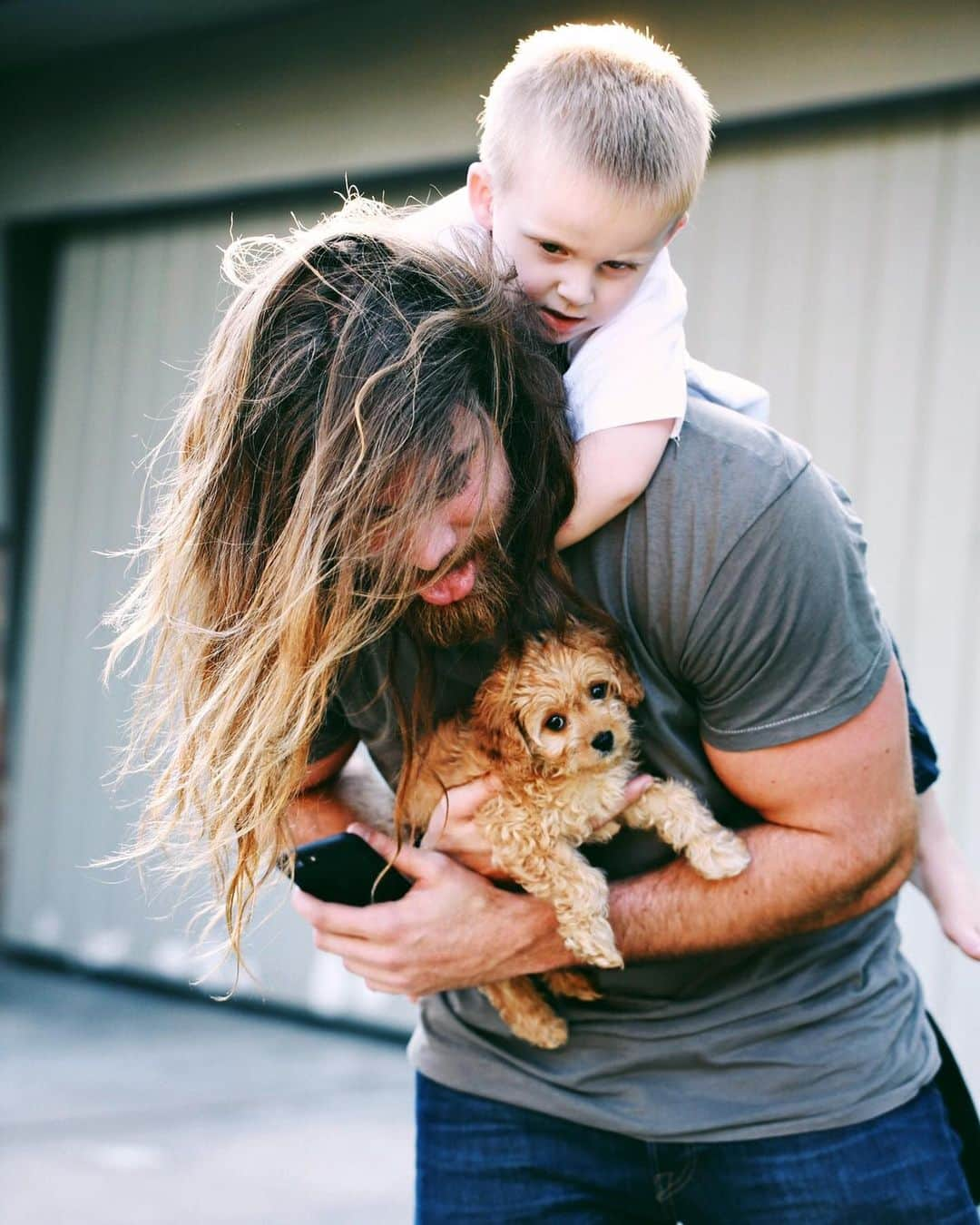 モデル、ブロック・オハーンさんのインスタグラム写真 - (モデル、ブロック・オハーンInstagram)「Yesterday was Vinny’s Magic, today is Jaydens Strength! 💪🏽 What can I say.. he really wanted to hold the puppy! Needless to say.. not long after this photo he indeed, held that puppy 🐶 👶🏽 #AnacondaSqueeze #UncleBrockLostThisRound #NotSureIfThePupIsTerrifiedOrIndifferent  #dontmesswithjayjay」12月17日 5時23分 - brockohurn