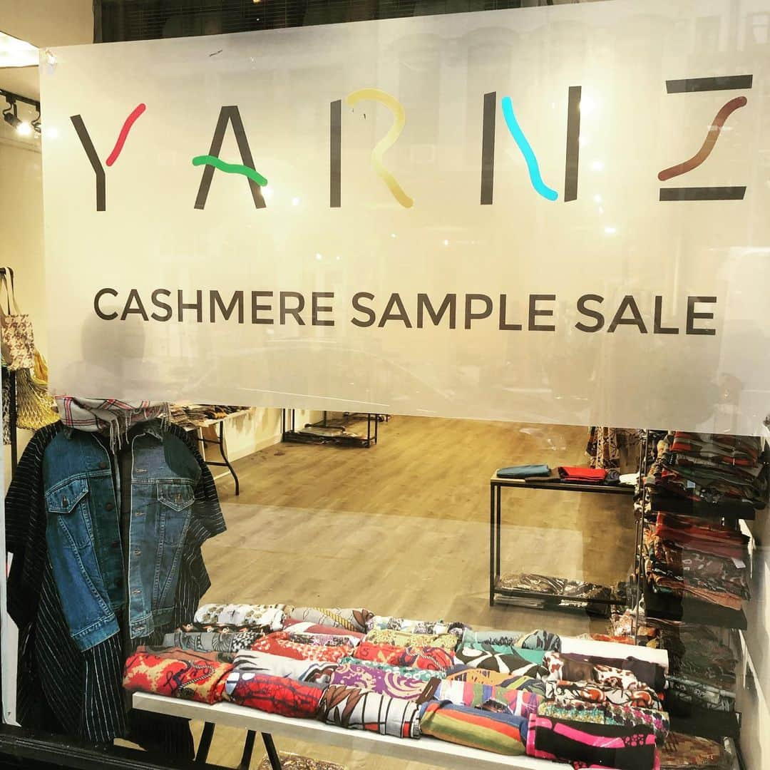 ヤーンツのインスタグラム：「Annual Cashmere Sample Sale, upto 85% off. 72 Warren street, Tribeca, NY #samplesale #cashmerescarf #holidaygifts #tribeca #tribecanyc #tribecamoms」