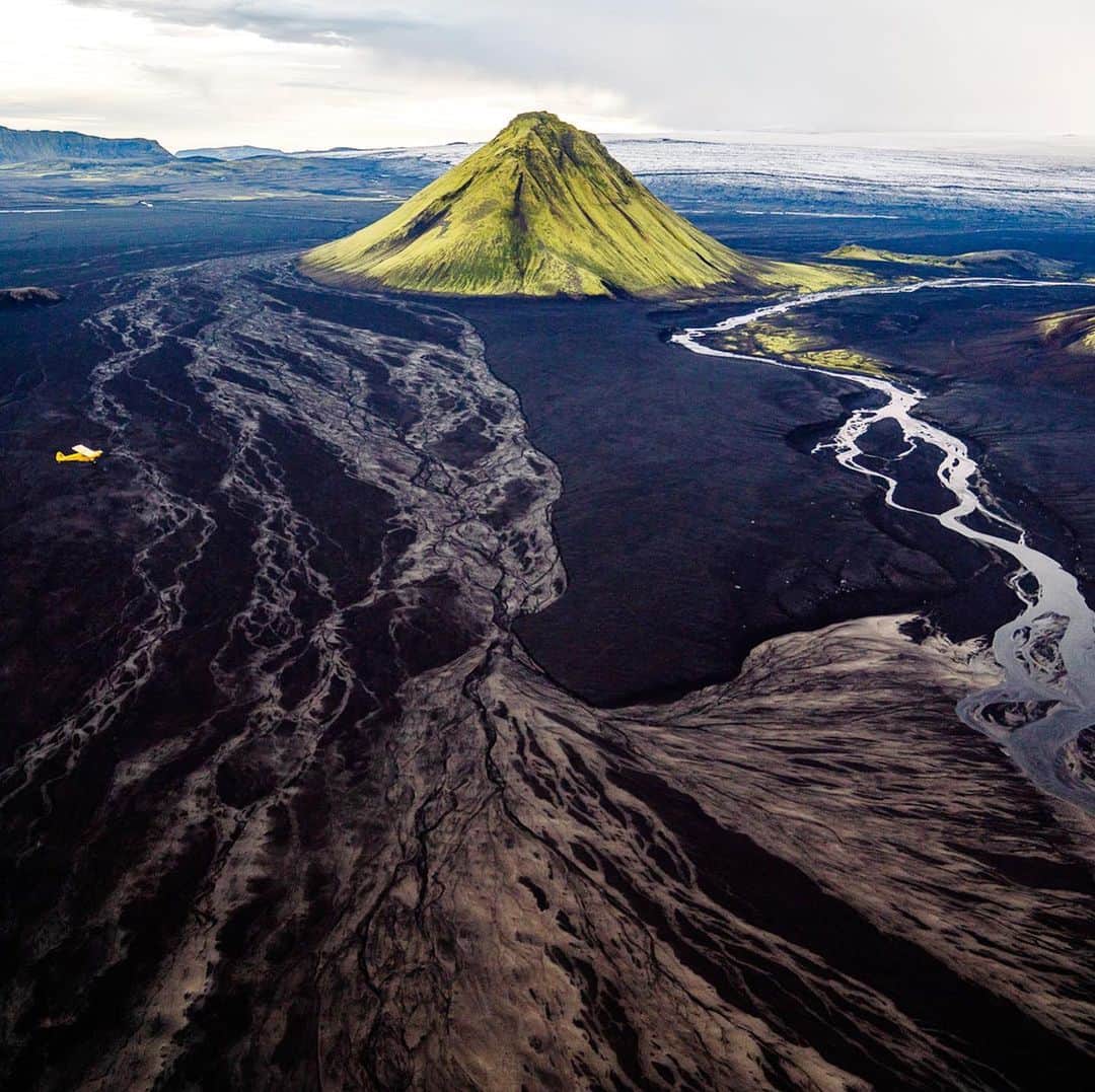 クリス・バーカードさんのインスタグラム写真 - (クリス・バーカードInstagram)「Summer vs Winter?  Studying this landscape in drastically different seasons really shows the many faces of Mælefill volcano. Winter creates a sundial affect from the shadow while summer is a stark green contrast when vegetation fully blooms. Which season do you prefer?  We hoped to share the changing of seasons in my new book ‘At Glaciers End’  I’ll be doing a book signing/ slideshow in Portland tonight with my co author @63mph at @evoportland 6-9pm!  Tuesday in Seattle at @miir_flagship  Thursday in SALT LAKE CITY! @blackdiamond_stores Trolley Sq.」12月17日 5時31分 - chrisburkard