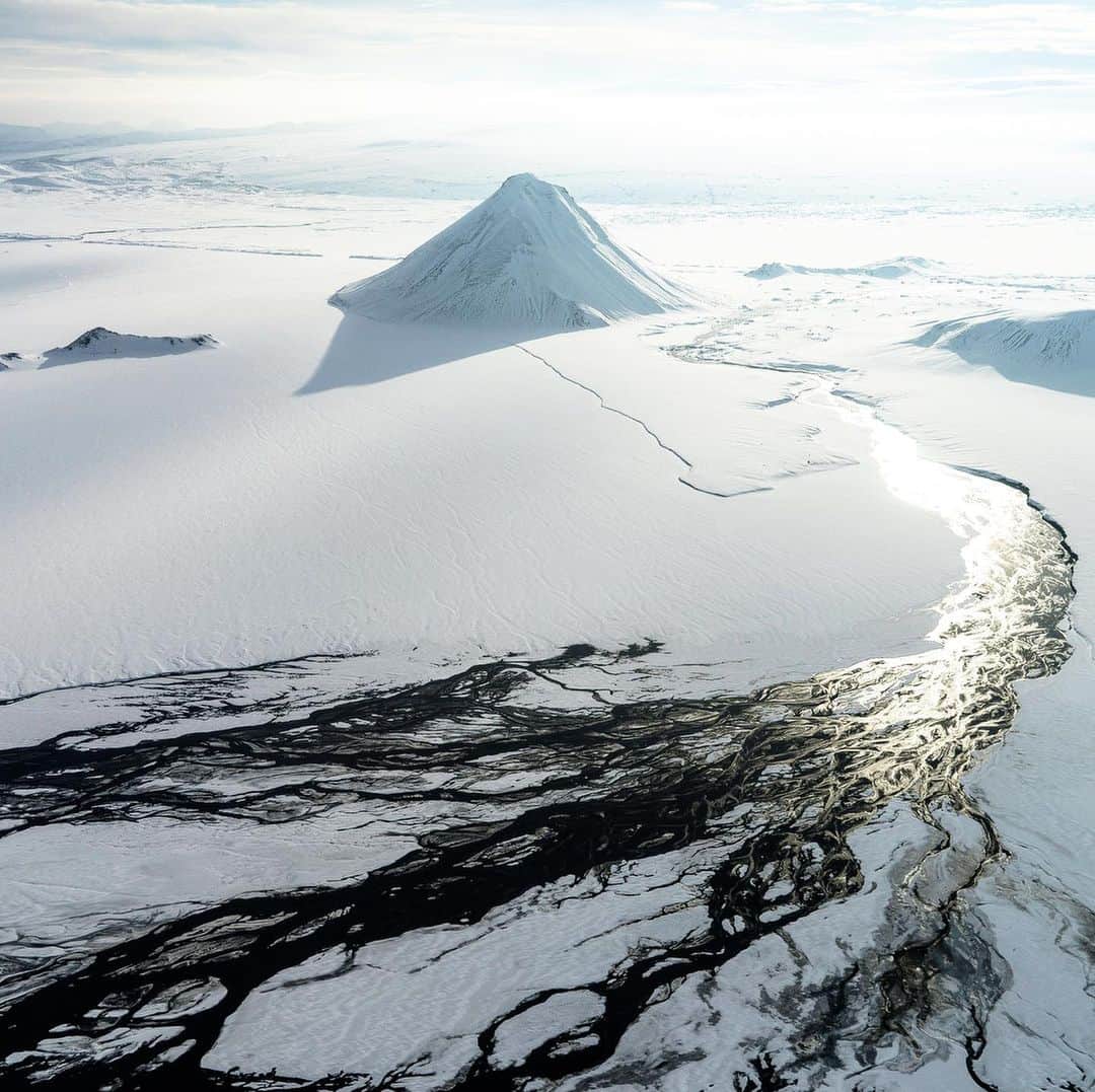 クリス・バーカードさんのインスタグラム写真 - (クリス・バーカードInstagram)「Summer vs Winter?  Studying this landscape in drastically different seasons really shows the many faces of Mælefill volcano. Winter creates a sundial affect from the shadow while summer is a stark green contrast when vegetation fully blooms. Which season do you prefer?  We hoped to share the changing of seasons in my new book ‘At Glaciers End’  I’ll be doing a book signing/ slideshow in Portland tonight with my co author @63mph at @evoportland 6-9pm!  Tuesday in Seattle at @miir_flagship  Thursday in SALT LAKE CITY! @blackdiamond_stores Trolley Sq.」12月17日 5時31分 - chrisburkard