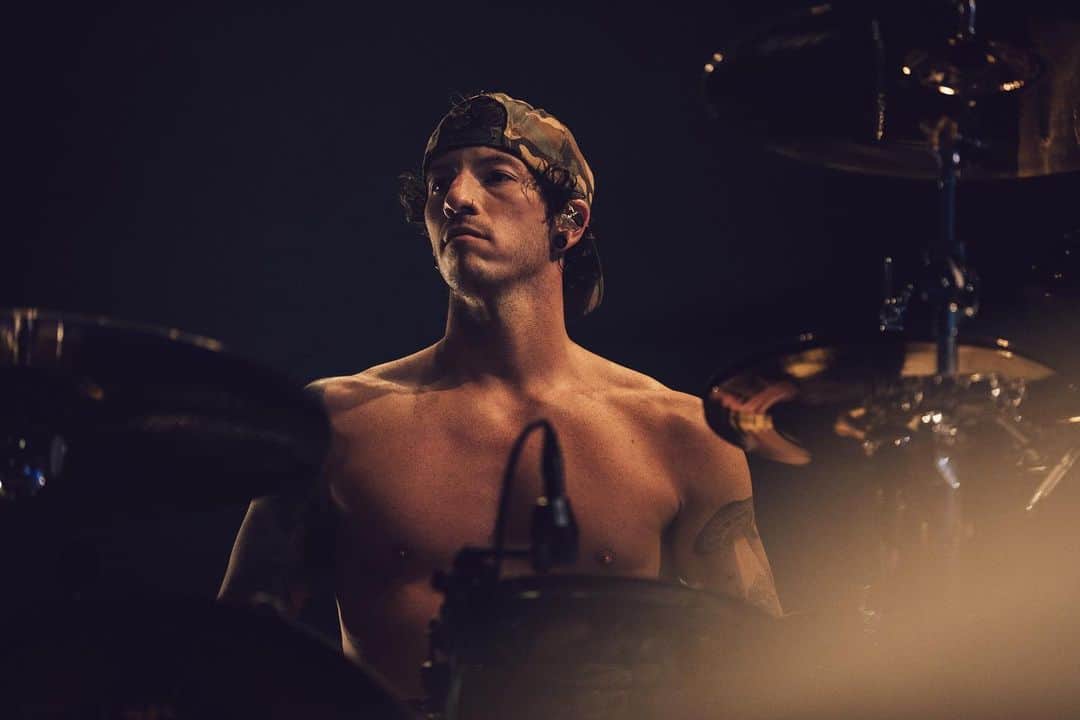 トゥエンティ・ワン・パイロッツのインスタグラム：「since josh forgot the password to the band account and hasn’t posted on here in a while, here are some photos of him to make it even.」