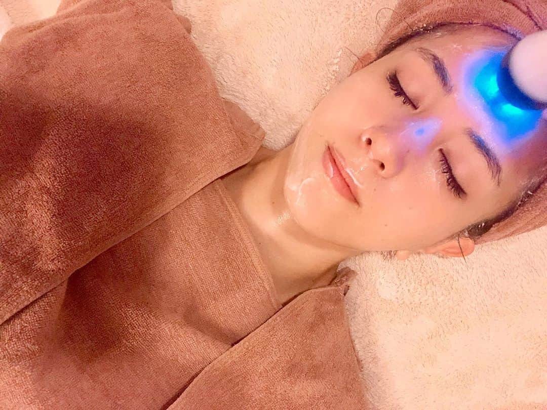 黒田麻理耶さんのインスタグラム写真 - (黒田麻理耶Instagram)「. 温泉に入ってさらにお肌の調子が良い😌♨️ . 温泉旅行に行く前日、 @salonvary_official で #水玉リフティング を受けて来ました❣️ （スライドして動画見てね👉） . 全く痛みも無く、リフトアップ効果＆お肌ぷるぷる💓 ここ最近くすみが気になっていたけど、 お肌のトーンが上がってすっぴんでも気にならない🤭 （トーンは上がるけど相変わらず色黒だよ👩🏽） . お肌の保水力がアップして、張りのある艶肌を実感🧡 さらに温泉でつるつるになってきました🤗 . #水玉リフティング  #salonvary  #ハイパーナイフ #小顔  #恵比寿エステ  #フェイシャルエステ #美容習慣  #beauty  #すっぴん #海石榴つばき  #湯河原  #奥湯河原  #湯河原旅行 #温泉  #客室露天風呂 #Yugawara  #trip  #hotsprings」12月17日 11時05分 - mariya_kuroda