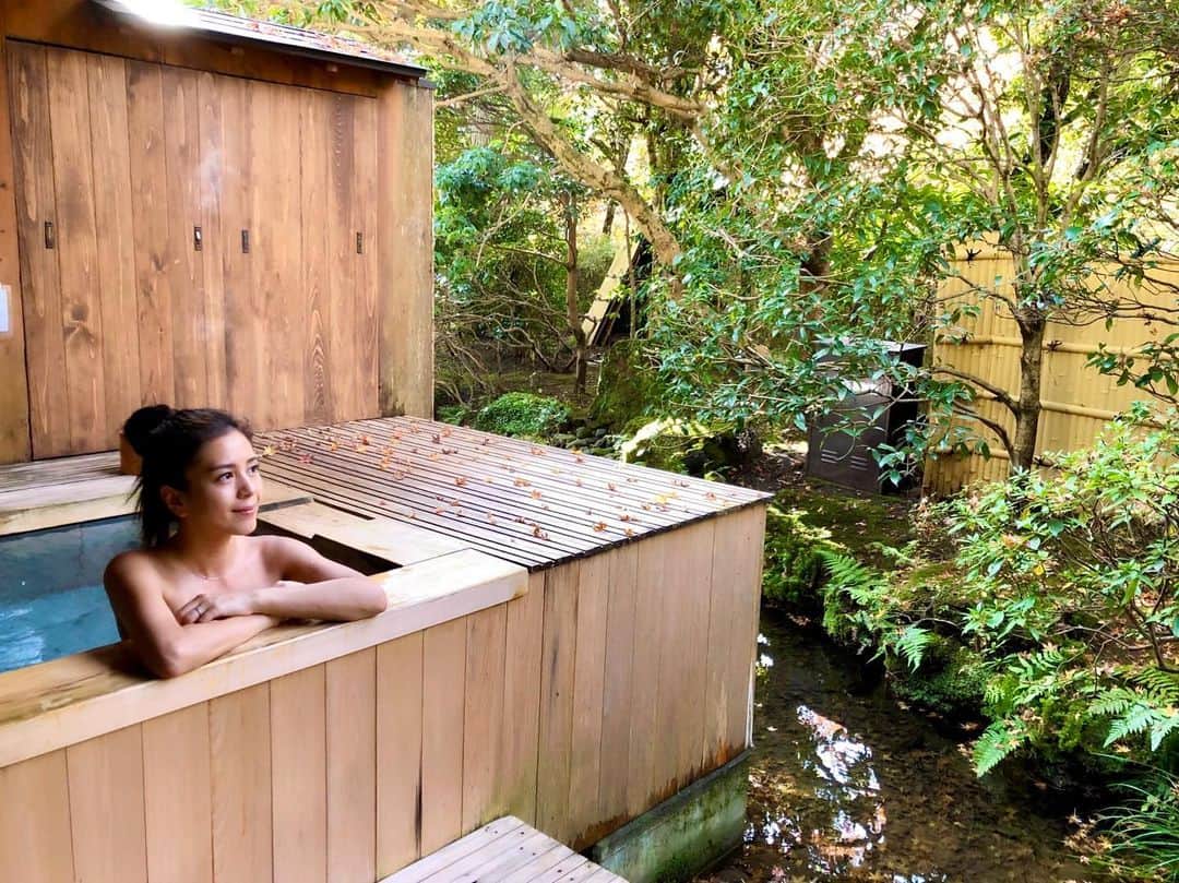 黒田麻理耶さんのインスタグラム写真 - (黒田麻理耶Instagram)「. 温泉に入ってさらにお肌の調子が良い😌♨️ . 温泉旅行に行く前日、 @salonvary_official で #水玉リフティング を受けて来ました❣️ （スライドして動画見てね👉） . 全く痛みも無く、リフトアップ効果＆お肌ぷるぷる💓 ここ最近くすみが気になっていたけど、 お肌のトーンが上がってすっぴんでも気にならない🤭 （トーンは上がるけど相変わらず色黒だよ👩🏽） . お肌の保水力がアップして、張りのある艶肌を実感🧡 さらに温泉でつるつるになってきました🤗 . #水玉リフティング  #salonvary  #ハイパーナイフ #小顔  #恵比寿エステ  #フェイシャルエステ #美容習慣  #beauty  #すっぴん #海石榴つばき  #湯河原  #奥湯河原  #湯河原旅行 #温泉  #客室露天風呂 #Yugawara  #trip  #hotsprings」12月17日 11時05分 - mariya_kuroda