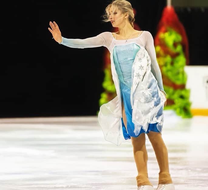 アンバー・グレンさんのインスタグラム写真 - (アンバー・グレンInstagram)「❄️Christmas show 2019❄️ Photo credits @afallastudios #Frozen #Elsa」12月17日 5時38分 - amberglenniceskater