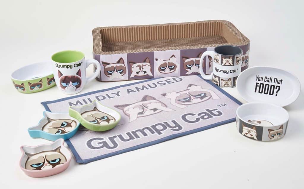 Grumpy Catのインスタグラム：「The Grumpy Cat bowls & saucers from @petrageousdesigns won the award for “Best Cat Bowls/Feeding category” in the 18th annual @petbusinessmag Industry Recognition Awards!  Available now at @chewy & @amazon along with Grumpy Cat scratchers, feeding mats, PJ’s and more! Just follow the links in Grumpy Cat’s story for shipping in time for #Christmas!」