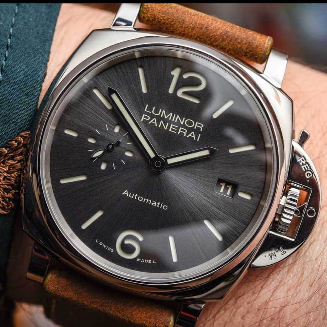 パネライのインスタグラム：「You might not be a fan of the Due line. But it’s hard to not love the look of the silver sun burst dial on this beauty.  Pic by @wristclock247 #paneraicentral」