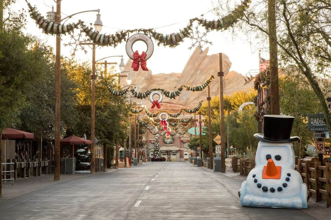 Disney Pixarさんのインスタグラム写真 - (Disney PixarInstagram)「Happy Honk-idays from Cars Land at @Disneyland Resort!」12月17日 6時30分 - pixar