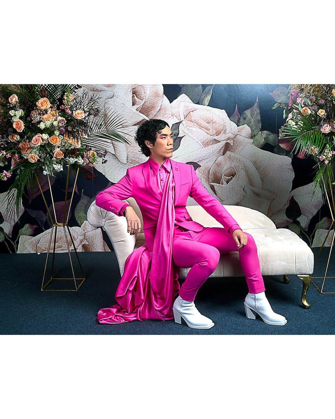 ユージン・リー・ヤンさんのインスタグラム写真 - (ユージン・リー・ヤンInstagram)「we are gay and in the pink 💖 #UNFO #WeAreUnforgettable  Styling by @romansipe  Makeup & Hair by @ariannachayleneblean  Photo by @mellylee_  Custom suit @bymenagerie  Boots by @unitednude」12月17日 6時38分 - eugeneleeyang