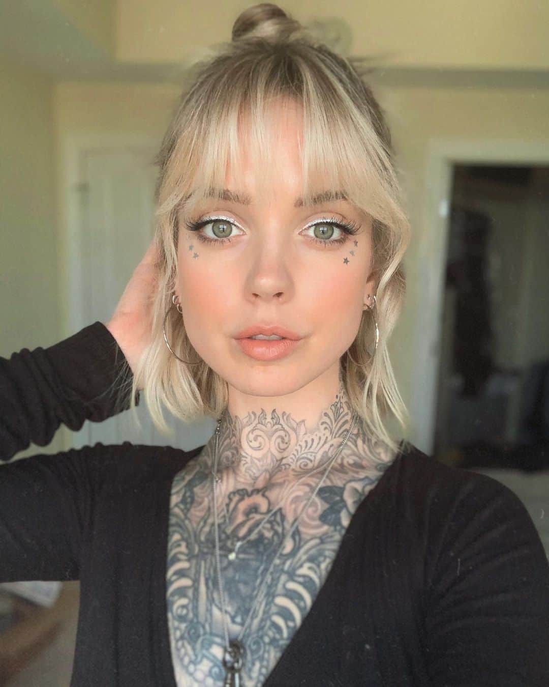 サラ・Xのインスタグラム：「Hello I’m still alive and our stuff just got to Virginia Beach! Looks like a week of unpacking. We got rid of so much stuff before we moved, how do I still have so much stuff?!?」
