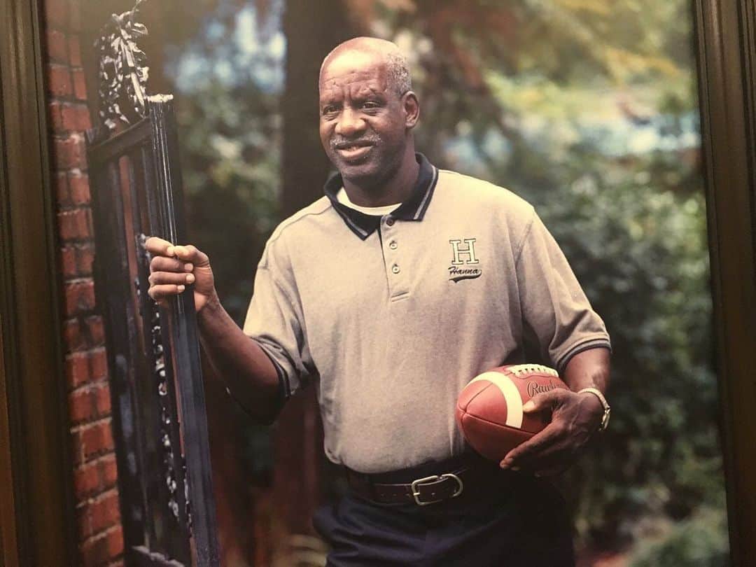 チャドウィック・ボーズマンのインスタグラム：「R.I.P. Radio.  Always running out first.  Now you can lead the Angels into the courts of praise in Heaven. 🙏🏾」