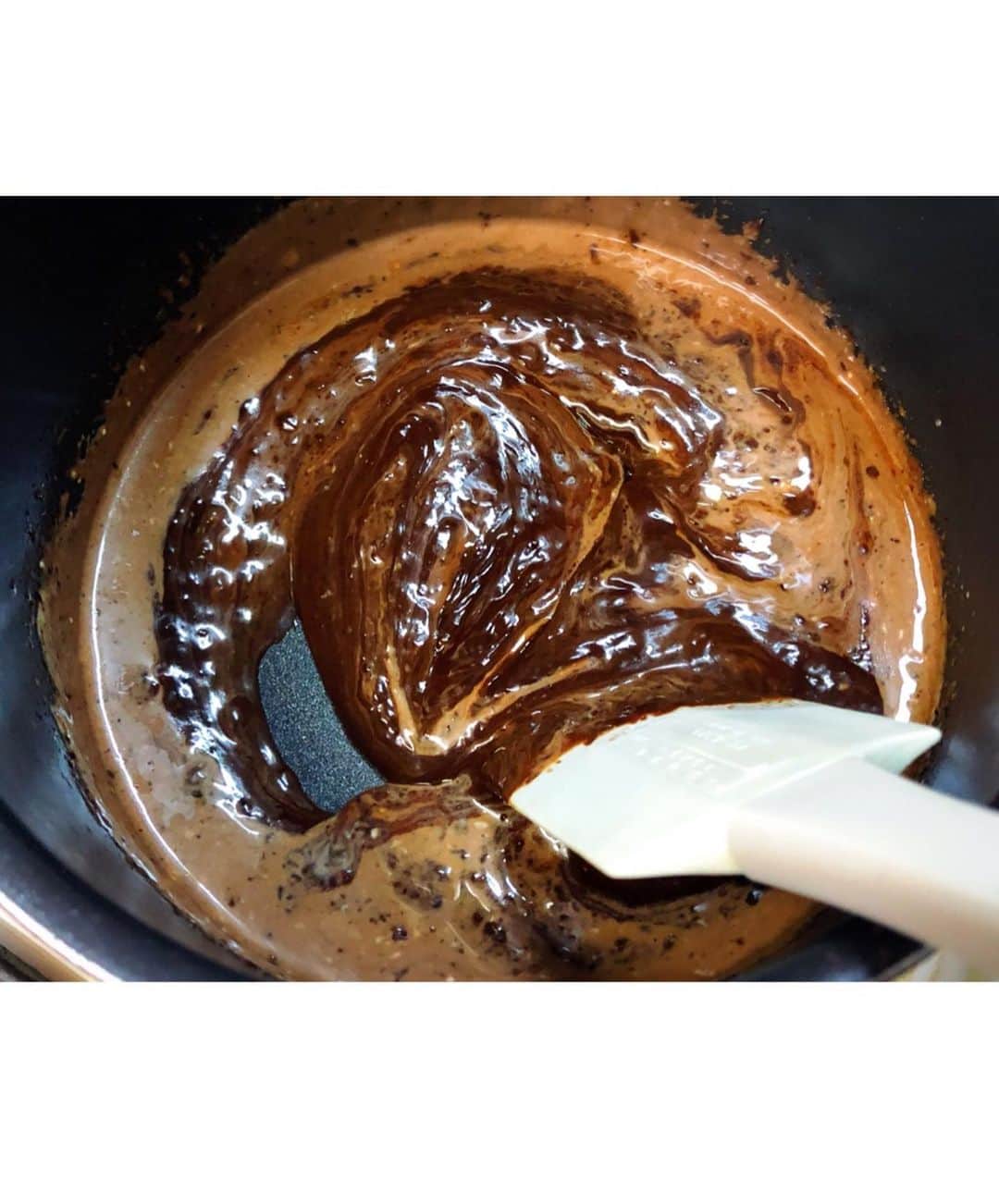 Mizuki【料理ブロガー・簡単レシピ】さんのインスタグラム写真 - (Mizuki【料理ブロガー・簡単レシピ】Instagram)「・﻿ 【レシピ】ーーーーーーー﻿ ♡混ぜて焼くだけ♡﻿ チョコレートチーズケーキ﻿ ーーーーーーーーーーーー﻿ ﻿ おはようございます(*^^*)﻿ 今日ご紹介させていただくのは﻿ チョコレートチーズケーキ♡﻿ 酸味を抑えたチーズ生地と﻿ チョコレートは相性がよく﻿ 濃厚でクリーミーな美味しさですよ♡﻿ 今回は薄力粉を加えず﻿ よりなめらかな食感に仕上げました♩﻿ ﻿ 作り方は超簡単(*´艸`)﻿ 混ぜて焼くだけ！！！﻿ 身近な材料で作れて﻿ 難しい工程もありません♡﻿ ﻿ 普段のおやつにはもちろん﻿ クリスマスにもおすすめなので﻿ よかったらお試し下さいね(*^^*)﻿ ﻿ ﻿ ーーーーーーーーーーーー﻿ 【15cm底取れ型】﻿ 板チョコ...2枚(100g)﻿ 生クリーム...100ml﻿ クリームチーズ...200g﻿ 砂糖...大2﻿ 卵...2個﻿ (好みで)ラム酒...小1/2﻿ ココアビスケット...60g﻿ バター...20g﻿ (仕上げ用)ココアパウダー...適量﻿ ﻿ (準備)﻿ クリームチーズは室温に戻して柔らかくする(レンジで40秒程加熱しても♩)。型にクッキングシートを敷いておく。チョコは細かく刻んでおく。オーブンを170度に予熱する。﻿ 1.(ボトムを作る)﻿ ココアビスケットを細かく砕き、レンジで溶かしたバターを加えて混ぜ、型の底に敷き詰めておく。﻿ 2.(生地を作る)﻿ 小鍋に生クリームを入れて火にかけ、沸騰直前で火を止める。すぐにチョコを加えて混ぜて溶かす。﻿ 3.ボウルにクリームチーズを入れ、泡立て器でなめらかに混ぜる。砂糖、卵、ラム酒、2の順に加え、その都度よく混ぜる。﻿ 4.(焼く)﻿ 型に注ぎ、予熱したオーブンで40分焼く。焼けたらアミに乗せて冷まし、冷蔵庫で一晩冷やす。仕上げにココアを振る。﻿ ーーーーーーーーーーーー﻿ ﻿ ﻿ 《ポイント》﻿ ♦︎ブラックチョコレートを使用するのがおすすめです♩﻿ ♦︎ボトムはなくてもOK☆又ココアビスケットの代わりにプレーンタイプのビスケットで作っても♩﻿ ﻿ ﻿ ﻿ ﻿ 【お知らせ】﻿ ストーリーズでは一日数回﻿ 別レシピをご紹介しております(*^^*)﻿ ＊コメントは最新の投稿に下さいますよう﻿ お願い致しますm(_ _)m﻿ ﻿ ﻿ ﻿ 🎀新刊【#ほめられごはん 】🎀﻿ 🔹おかげさまで重版しました！🔹﻿ ﻿ ﻿ ﻿ ﻿ #ブログ更新しました﻿ ブログはホームのリンクよりご覧下さい↓﻿ @mizuki_31cafe﻿ 【Mizuki公式ラインブログ】﻿ https://lineblog.me/mizuki_official/﻿ ﻿ ﻿ ﻿ #チーズケーキ#チョコレートケーキ#チョコレートチーズケーキ#簡単#スイーツ#クリスマス#クリスマスケーキ﻿ #Mizuki#簡単レシピ#時短レシピ#節約レシピ#料理#レシピ#フーディーテーブル#おうちごはん#おうちカフェ#デリスタグラマー#料理好きな人と繋がりたい#料理ブロガー#おうちごはんlover#チョコレートチーズケーキm #foodpic#follow#cooking#recipe#lin_stagrammer」12月17日 7時19分 - mizuki_31cafe