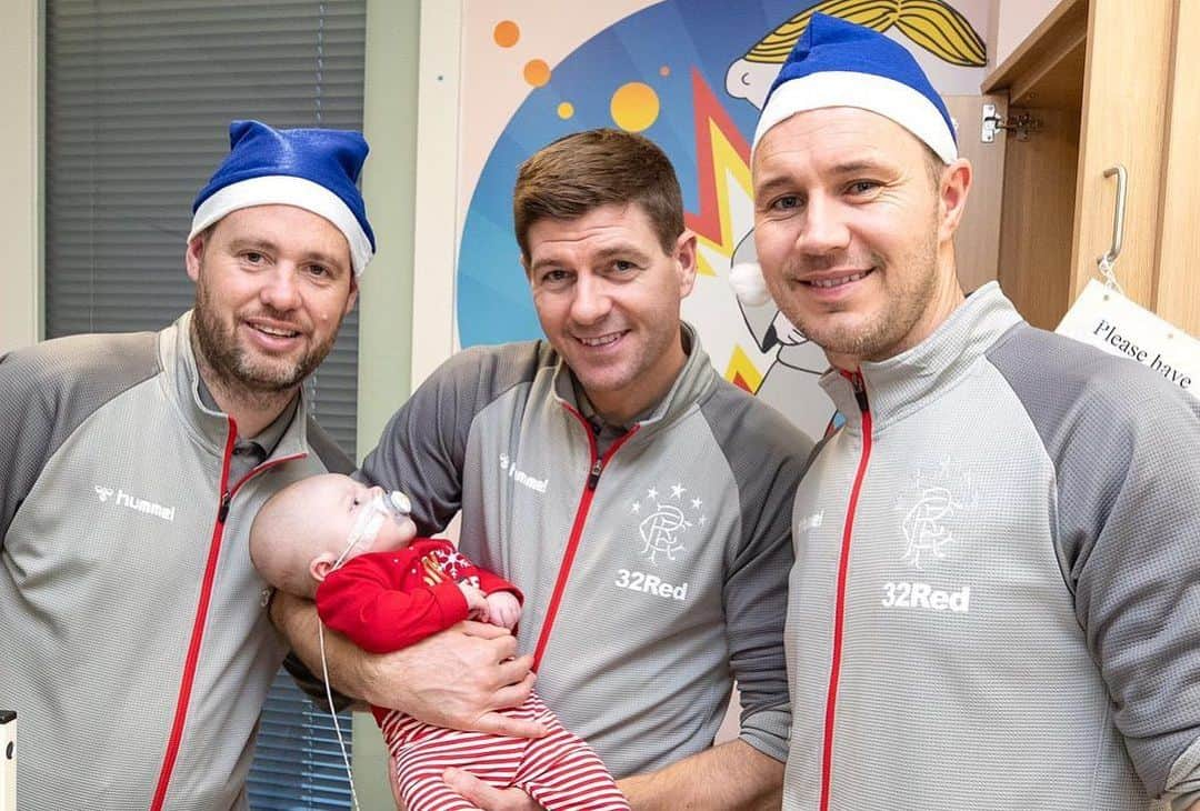 スティーヴン・ジェラードさんのインスタグラム写真 - (スティーヴン・ジェラードInstagram)「Great to visit the royal hospital for children in Glasgow and spend time with the kids and staff . Well done to @rfc_charity for the donation . 💙」12月17日 7時26分 - stevengerrard