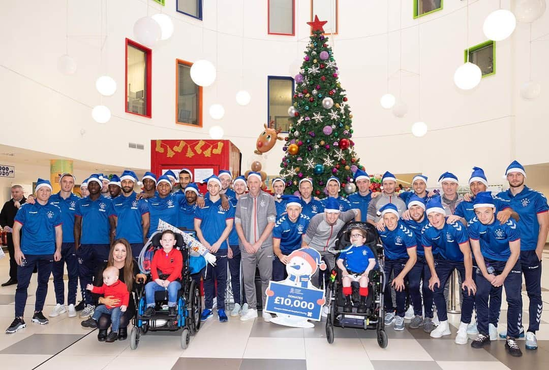 スティーヴン・ジェラードさんのインスタグラム写真 - (スティーヴン・ジェラードInstagram)「Great to visit the royal hospital for children in Glasgow and spend time with the kids and staff . Well done to @rfc_charity for the donation . 💙」12月17日 7時26分 - stevengerrard