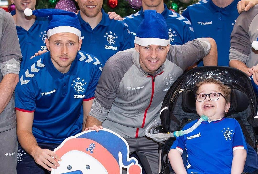 スティーヴン・ジェラードさんのインスタグラム写真 - (スティーヴン・ジェラードInstagram)「Great to visit the royal hospital for children in Glasgow and spend time with the kids and staff . Well done to @rfc_charity for the donation . 💙」12月17日 7時26分 - stevengerrard